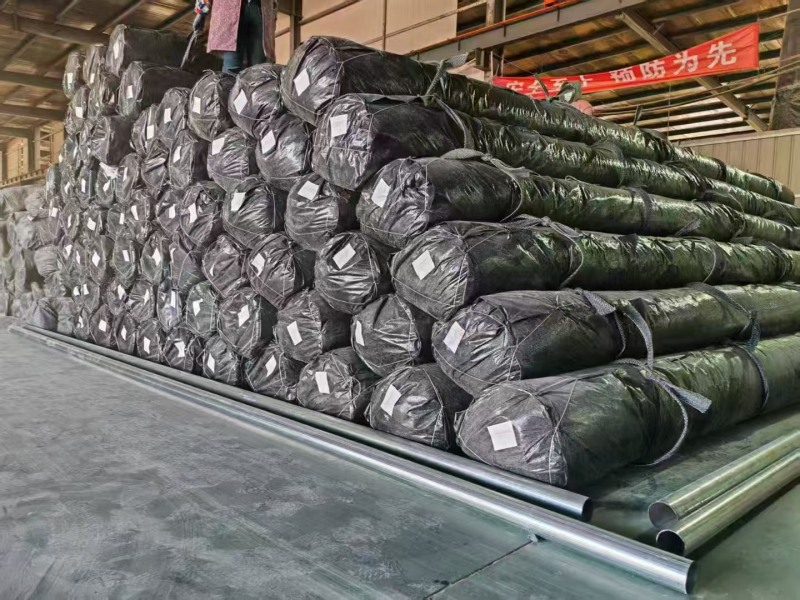 Protective wrapping for geomembrane