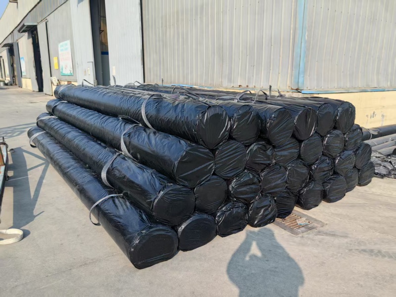 Protective wrapping for geomembrane