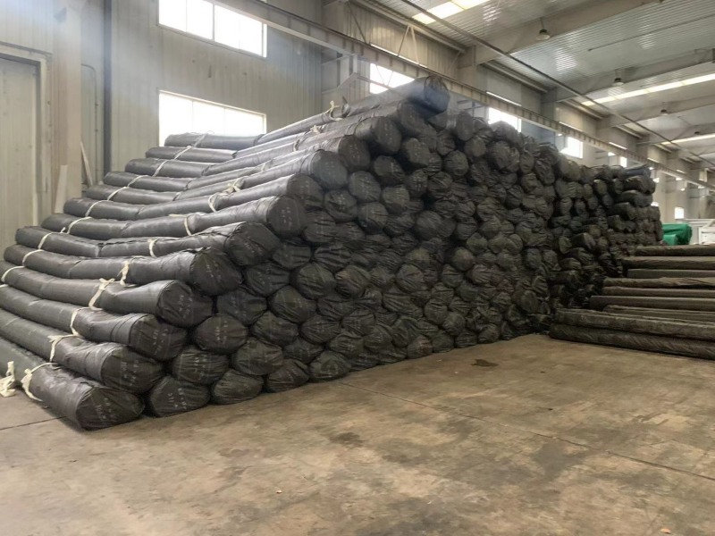 Protective wrapping for geomembrane