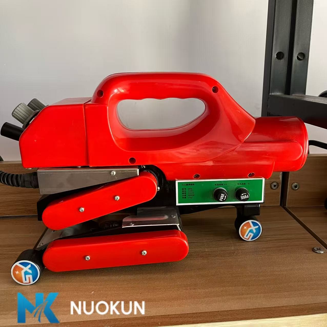 Geomembrane welding machine